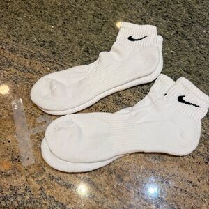 NWOT 2 Pair Nike White Ankle Socks Cushioned Athletic Low Cut Men’s L White